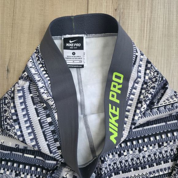 Nike Pro Striped 8 Bit Fair Isle Black/White Workout Tights Women Sz S 683717 - Picture 6 of 9